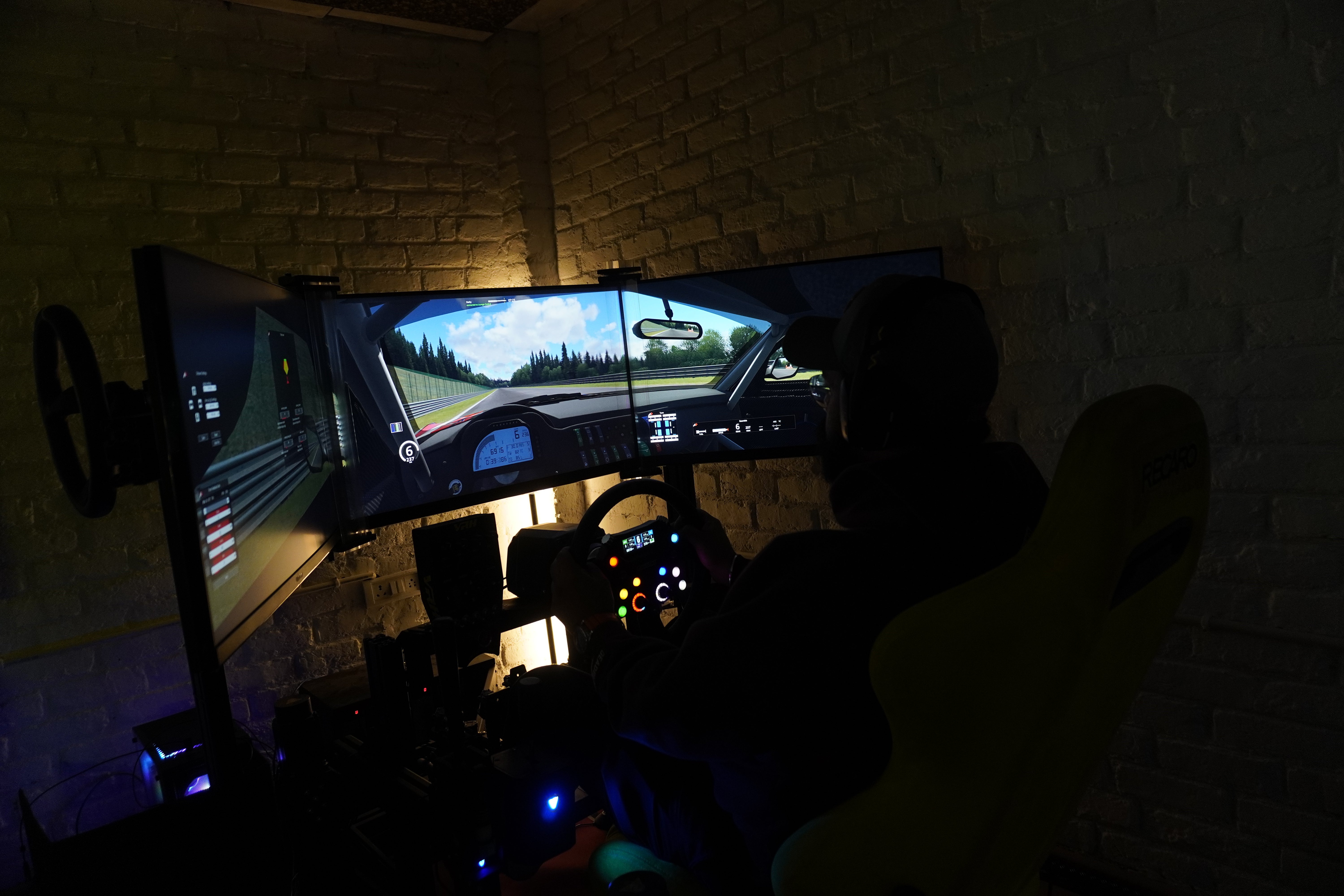SIMULATOR LOUNGE BOOKING-6 DOF Motion Sim – Virtualracinghub.com