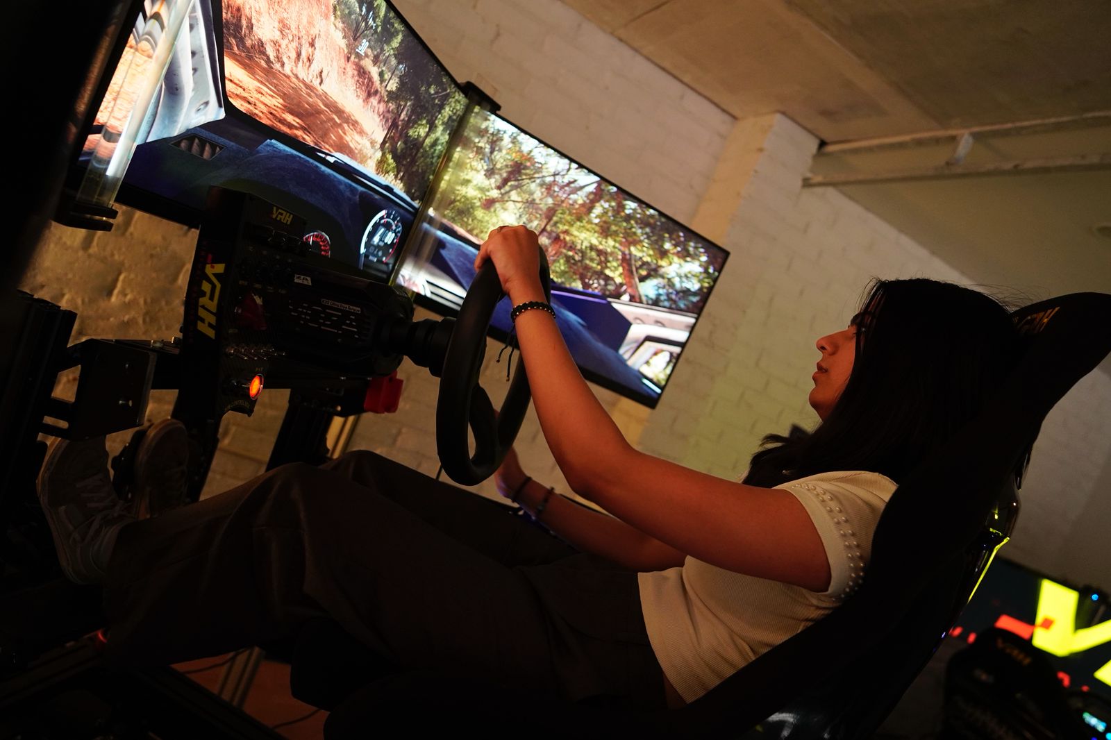 SIMULATOR LOUNGE BOOKING-6 DOF Motion Sim – product image 3